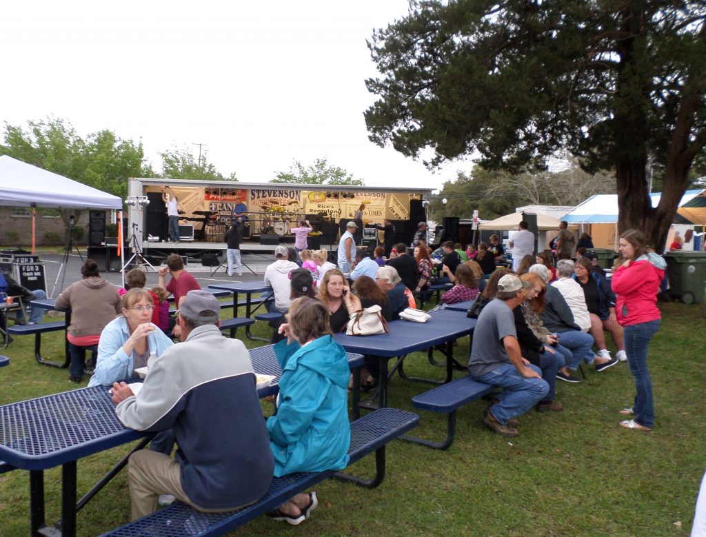 Residents of Newport enjoy barbecue at the annual Pig Cookin’.