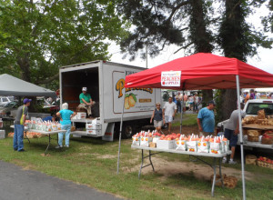 Peaches are sold in the park and on the streets.