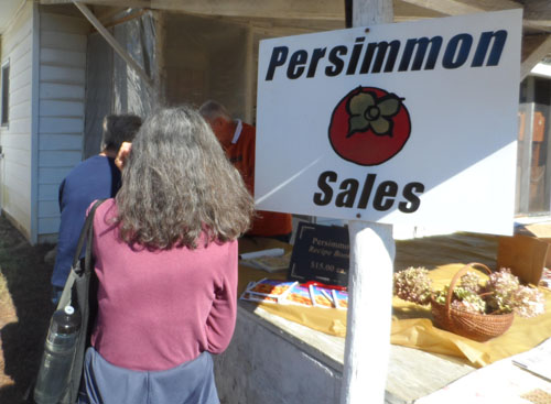 Packages and packages of persimmon pulp are sold at the festival.